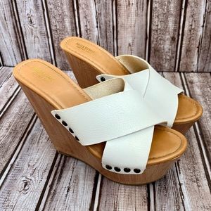 Mossimo Supply Co Leah Wedge Wooden Sandal Size 6.5